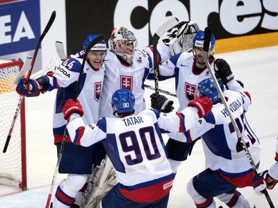 Radosť slovenských hokejistov po výhre nad Kanadou