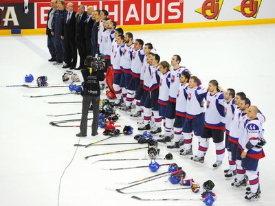 Slovenskí hokejisti počas hymny po výhre nad Kanadou