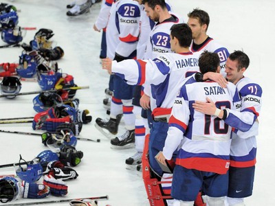 Slovenskí hokejisti počas hymny po výhre v semifinále