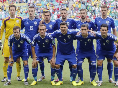 Hráči Bosny a Hercegoviny pred štartom zápasu s Iránom