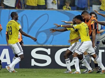 Radosť Kolumbíjčanov zo streleného gólu Juana Cuadrada