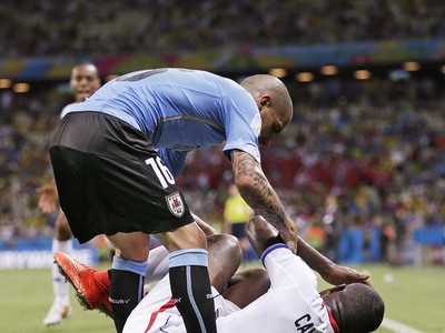 Uruguajčan Pereira sa po faule snaží dostať Kostaričana Campbella na nohy.