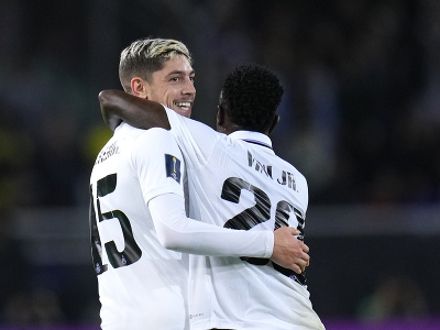 Vinícius Júnior a Federico Valverde oslavujú gól vo finále MS klubov