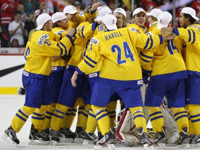 Víťazná radosť hokejistov Švédska po výhre 8:3 nad Slovenskom