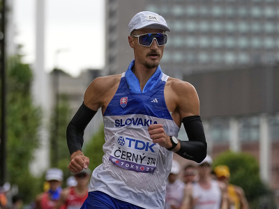 Dominik Černý (v bielom)