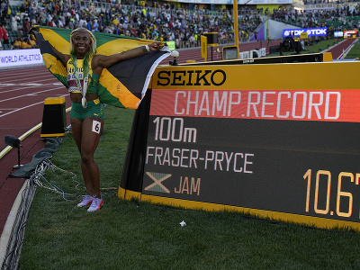 Jamajská atlétka Shelley-Ann Fraserová-Pryceová sa teší po víťazstve vo finále behu na 100 metrov na atletických MS v americkom Eugene