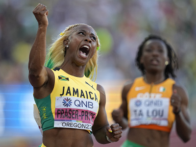 Jamajská atlétka Shelley-Ann Fraserová-Pryceová sa teší po víťazstve vo finále behu na 100 metrov na atletických MS v americkom Eugene 