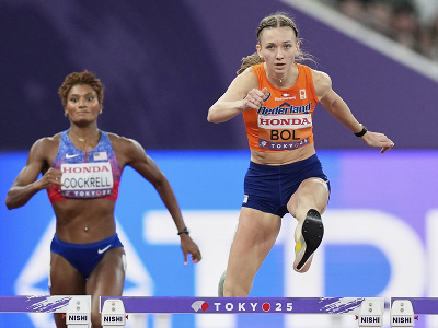 Holanďanka Femke Bolová (vpravo) počas finálového behu žien na 400 m cez prekážky na atletických MS v Tokiu