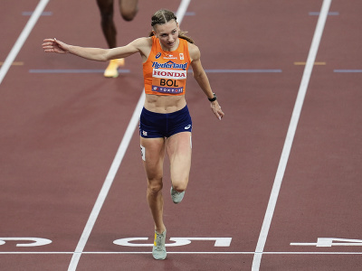 Holanďanka Femke Bolová (vpravo) počas finálového behu žien na 400 m cez prekážky na atletických MS v Tokiu