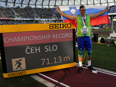 Slovinec Kristjan Čeh oslavuje zisk zlatej medaily a prekonaného rekordu šampionátu