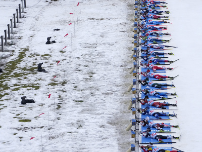 Biatlonisti počas streľby v štafete mužov na 4x7,5 km na majstrovstvách sveta v nemeckom Oberhofe