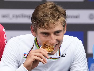 Nemec Emil Herzog oslavuje titul juniorského majstra sveta 