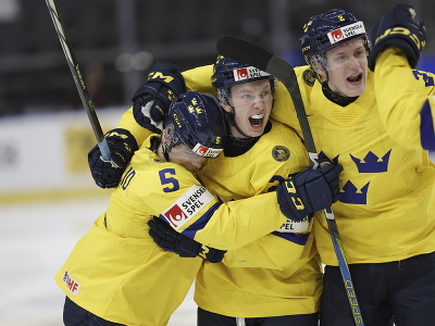 Švédsky hokejista Otto Stenberg (uprostred) sa teší so spoluhráčmi po strelení gólu