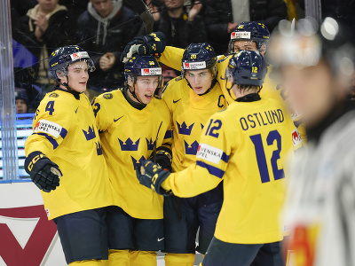 Švédsky hokejista Jonathan Lekkerimäki (druhý vľavo) sa teší so spoluhráčmi po strelení gólu