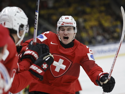 Švajčiarsky hokejista Nick Meile sa teší so spoluhráčmi po strelení gólu
