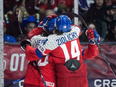 Českí hokejisti do 20 rokov oslavujú gól 
