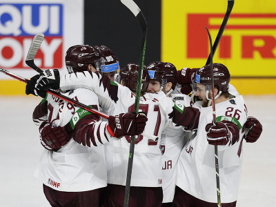 Lotyšskí hokejisti oslavujú gól