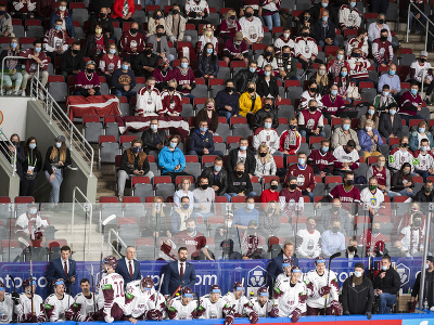 Lotyšskí diváci na štadióne Aréna Riga v prvý deň povolenia fanúšikov na zápasy počas zápasu základnej B-skupiny Nemecko - Lotyšsko