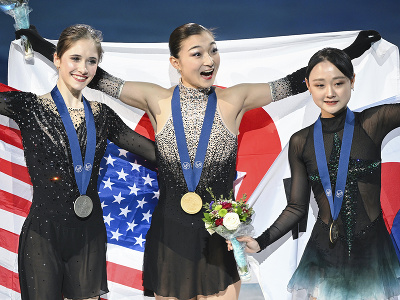 Stupeň víťaziek, zľava Isabeau Levitová, Kaori Sakamotová a vpravo Kim Chae-won