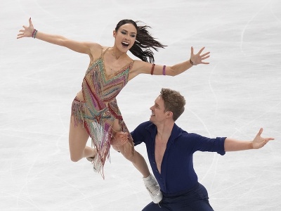 Americkí krasokorčuliari Madison Chocková a Evan Bates vystupujú počas rytmických tancov tanečných párov na majstrovstvách sveta 