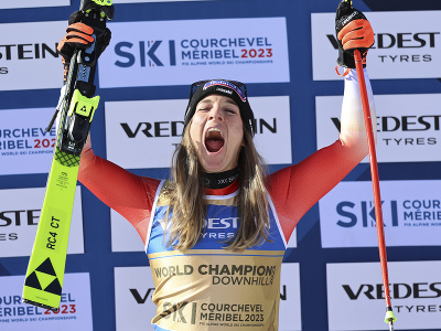 Švajčiarska lyžiarka Jasmine Fluryová sa teší na pódiu po zisku zlatej medaily v zjazde žien na MS vo francúzskom dejisku Courchevel/Meribel