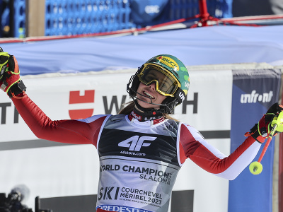 Rakúska pretekárka Katharina Liensbergerová v cieli slalomu na MS v lyžovaní
