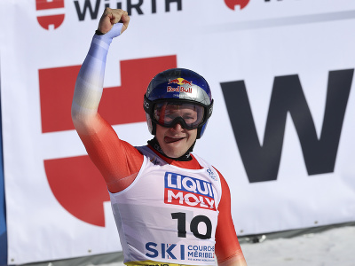 Marco Odermatt v cieli zjazdu mužov na MS v lyžovaní
