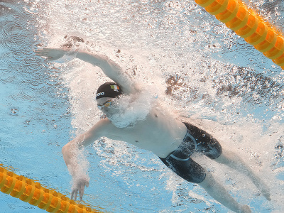 Írsky plavec Daniel Wiffen preteká vo finále na 800 m voľným spôsobom na MS v plaveckých športoch v katarskom meste Dauhá 14. februára 2024.
