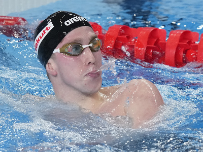 Írsky plavec Daniel Wiffen reaguje po tom, ako získal zlatú medailu vo finále na 800 m voľným spôsobom na MS v plaveckých športoch v katarskom meste Dauhá
