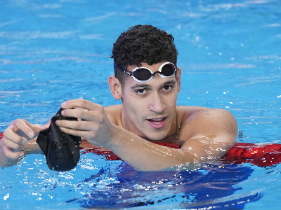 Španielsky plavec Hugo Gonzalez reaguje po tom, ako získal zlatú medailu