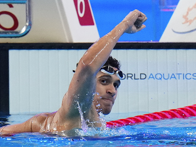Španielsky plavec Hugo Gonzalez oslavuje po tom, ako získal zlatú medailu