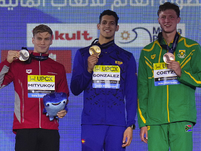 Víťazný španielsky plavec Hugo Gonzalez (uprostred) pózuje na pódiu so zlatou medailou spolu so strieborným Švajčiarom Romanom Mitjukovom (vľavo) a bronzovým Juhoafričanom Pieterom Coetzem (vpravo)