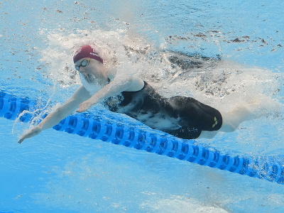 Laura Stephensová počas MS v plávaní v Katare