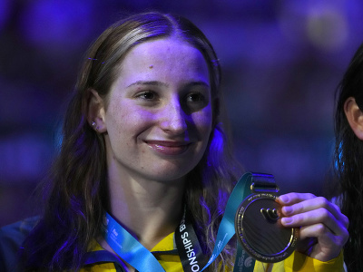 Austrálska plavkyňa Mollie O'Callaghanová oslavuje zisk zlatej medaily