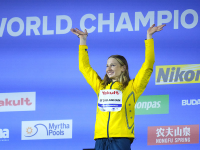 Austrálska plavkyňa Mollie O'Callaghanová oslavuje zisk zlatej medaily