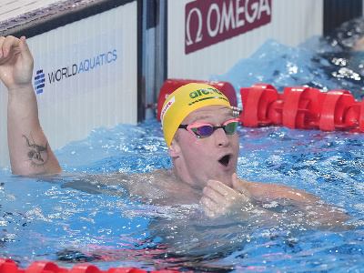 Austrálsky plavec Sam Williamson reaguje po tom, ako získal zlatú medailu vo finále na 50 m prsia na MS v plaveckých športoch v katarskom meste Dauhá
