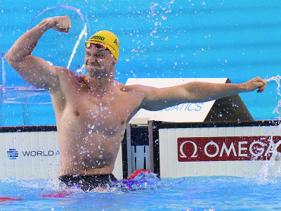 Austrálsky plavec Sam Williamson oslavuje po tom, ako získal zlatú medailu vo finále na 50 m prsia na MS v plaveckých športoch v katarskom meste Dauhá 