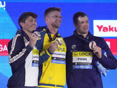 Víťazný austrálsky plavec Sam Williamson (uprostred) pózuje na pódiu so zlatou medailou spolu so strieborným Talianom Nicolom Martinenghim (vľavo) a bronzovým Američanom Nicom Finkom (vpravo) po finále na 50 m prsia na MS v plaveckých športoch v katarskom meste Dauhá