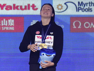 Plavkyňa z Hongkongu Siobhan Haugheyová pózuje so zlatou medailou po jej víťazstve vo finále na 200 m voľným spôsobom na MS v plaveckých športoch