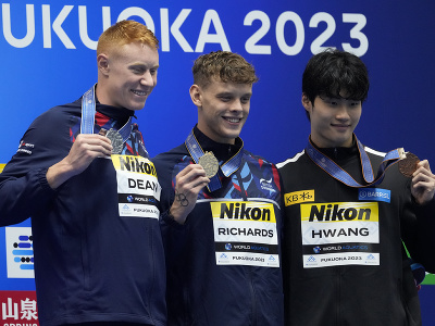 Britský plavec Matthew Richards (uprostred) získal zlato vo finále na 200 m v.sp. na MS v plaveckých športoch v japonskej Fukuoke