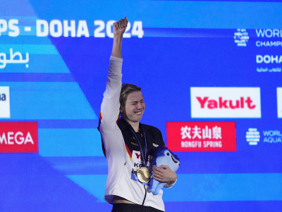 Nemecká plavkyňa Angelina Köhlerová oslavuje na pódiu so zlatou medailou po jej víťazstve vo finále na 100 m motýlik na MS v plaveckých športoch v katarskom meste Dauhá