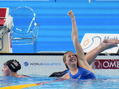 Nemecká plavkyňa Angelina Köhlerová oslavuje zisk zlatej medaily vo finále na 100 m motýlik na MS v plaveckých športoch v katarskom meste Dauhá 