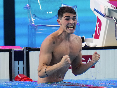 Portugalský plavec Diogo Matos Ribeiro oslavuje zisk zlatej medaily vo finále na 50 m motýlik na MS v plaveckých športoch v katarskom meste Dauhá 12. februára 2024. 