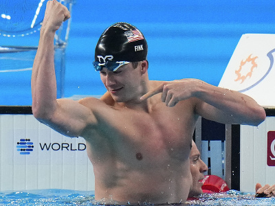 Americký plavec Nic Fink oslavuje zisk zlatej medaily vo finále na 100 m prsia na MS v plaveckých športoch v katarskom meste Dauhá 12. februára 2024.
