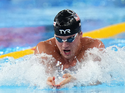 Americký plavec Nic Fink preteká vo finále na 100 m prsia na MS v plaveckých športoch v katarskom meste Dauhá 12. februára 2024.