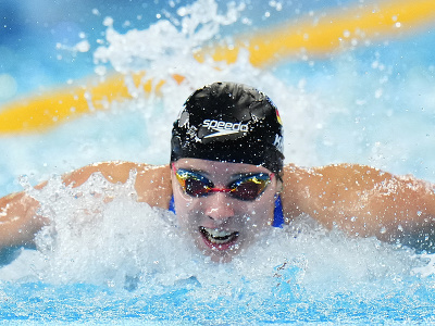 Nemecká plavkyňa Angelina Köhlerová preteká vo finále na 100 m motýlik na MS v plaveckých športoch v katarskom meste Dauhá 12. februára 2024.
