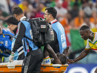 Zranený Cheikhou Kouyate opúšťa