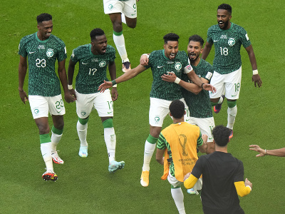 Futbalisti Saudskej Arábie oslavujú gól