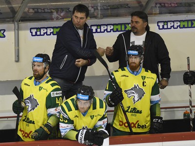 Na snímke lavička Žiliny, vľavo hore tréner Pavel Paukovček, vpravo zástupca družstva Aleš Bachánek