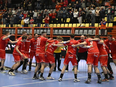 Na snímke hráči MŠK Považská Bystrica oslavujú víťazstvo v zápase D-skupiny skupinovej fázy EHF Európskej ligy v hádzanej mužov MŠK Považská Bystrica - Skjern HB 